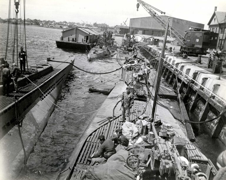 Čtveřice německých ponorek, které kotvily v Porthsmouthu. Příď U 234 je vidět nalevo. FOTO: U.S. Department of the Navy/Creative Commons/Volné dílo