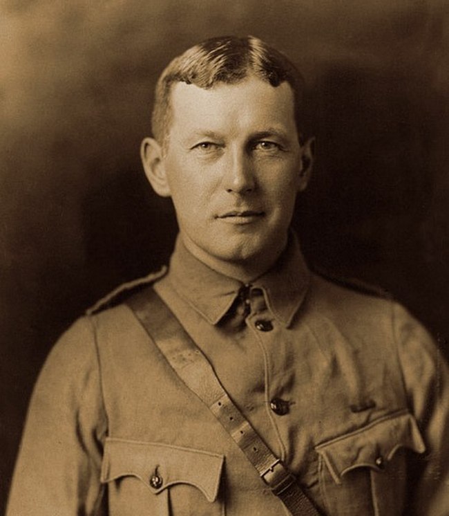 John McCrae napsal nádhernou báseň, ale sám s ní původně nebyl moc spokojený.(Foto: William Notman and Son / commons.wikimedia.org / volné dílo)