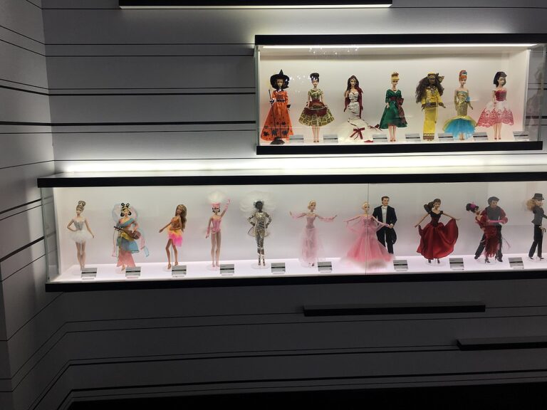 Barbie má různé podoby, různá povolání i záliby. Má být symbolem moderní, svobodné a nezávislé ženy. FOTO: Librarygurl/Creative Commons/CC BY-SA 4.0