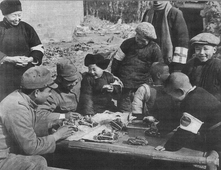 Propagandistická fotografie měla navodit dojem přátelství mezi dětmi z dobytého města a japonskými vojáky. Nezakládá se na pravdě. FOTO: Correspondent Hayashi (林特派員)/Creative Commons/Public domain