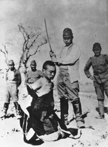 Japonský voják stíná čínského zajatce. FOTO: Neznámý autor/Creative Commons/ Public domain