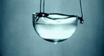 Zkapalněné helium. Toto helium je nejen kapalina, ale bylo ochlazeno na bod supratekutosti. Foto: Vuerqex - CC volné dílo