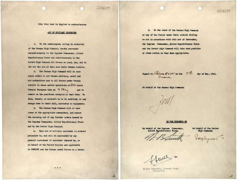 Kapitulace podepsaná v Remeši. FOTO: Úřad pro válečné informace/Creative Commons/ Public domain