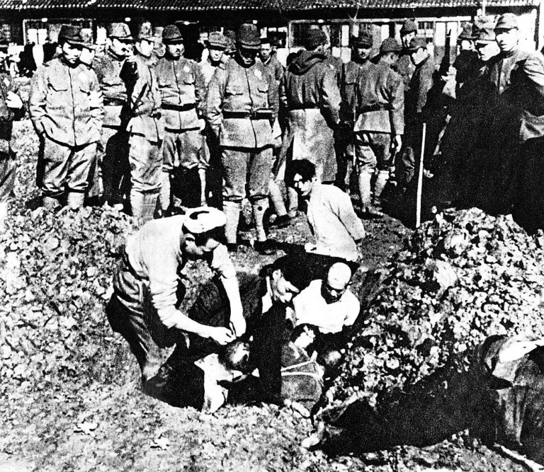 Japonci pohřbívají čínské civilisty zaživa. FOTO: Neznámý autor/Creative Commons/ Public domain