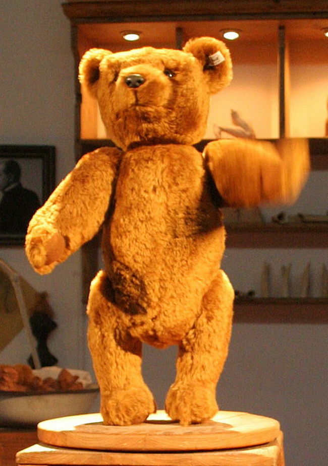 Tento medvídek je replika úplně prvního modelu firmy Steiff. Originál se nedochoval.(Foto: MatthiasKabel / commons.wikimedia.org / CC BY-SA 3.0)