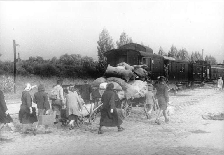 Benešovy dekrety nejsou o odsunu Němců, jsou životní nutností, která republice pomáhá přežít poválečných chaos. (Bundesarchiv, Otto Donath, CC-BY-SA 3.0, CC BY-SA 3.0 de, commons.wikimedia)