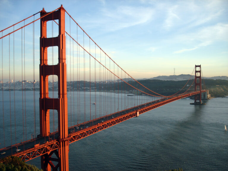 Jeden z nejikoničtějších mostů světa se nachází v San Francisku. Golden gate není ani zlatý, ani červený, typická je pro něj výrazná oranžová barva.