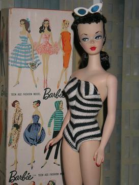 První panenka Barbie byla představena v roce 1959 a to v blond i brunet verzi. FOTO: Barbieologin/Creative Commons/CC BY 3.0