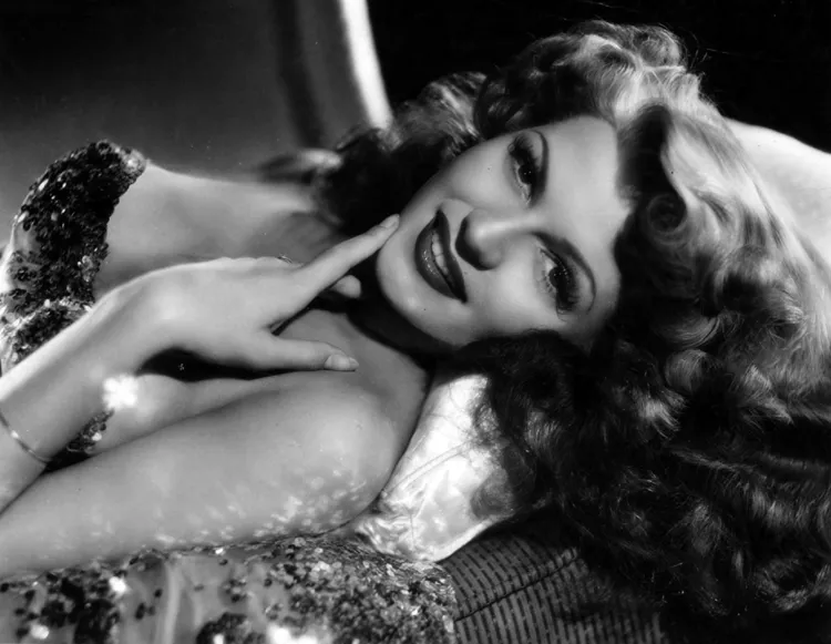 Provokativní Rita Hayworthová byla dobovým idolem. FOTO: Whitey Schafer / Creative Commons / volné dílo