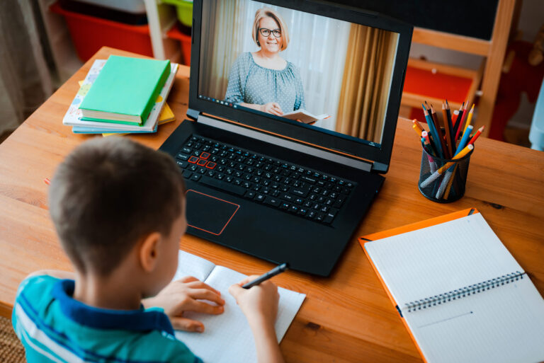 V budoucnu bychom se mohli obejít zcela bez hesel. Společnost Microsoft již představila koncept, který dále rozvíjí dvoufaktorové ověřování pomocí mobilního telefonu včetně ověření biometrických údajů uživatele, jako je otisk prstu nebo sken obličeje. Tím zcela odbourává nutnost zadávat a pamatovat si hesla.Foto: shutterstock