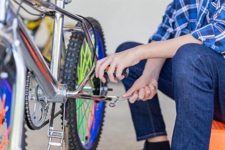 Od 1. 1. 2022 platí, že řidič motorového vozidla je při předjíždění cyklisty povinen dodržet bezpečný boční odstup vozu, nákladu či přívěsu nejméně 1,5 metru. Foto: shutterstock