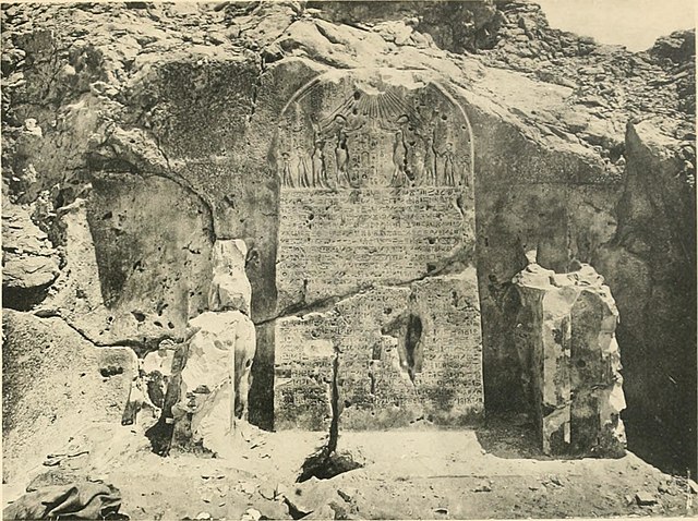Skalní hrobka v El Amarně. Foto: Obrázky knih internetového archivu, No restrictions, via Wikimedia Commons: