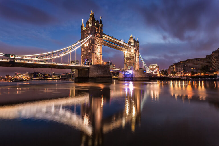 Tower Bridge je v noci efektně nasvícený. Pro turisty je proto večer lákavým objektem k zachycení na fotoaparát. FOTO: Fuzzypiggy/Creative Commons/CC BY-SA 3.0