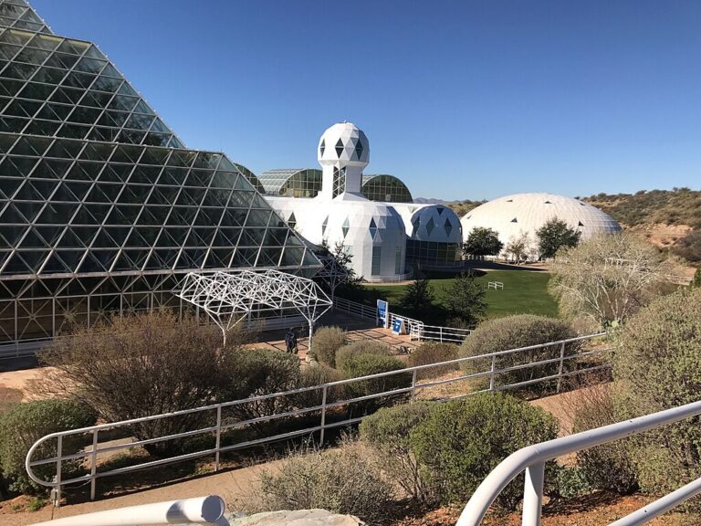 Biosphere 2 láká už jen svým exteriérem, vypadá jako mimozemská základna. (Jesuis Eduardo / wikimedia.commons.org / CC BY-SA 4.0)