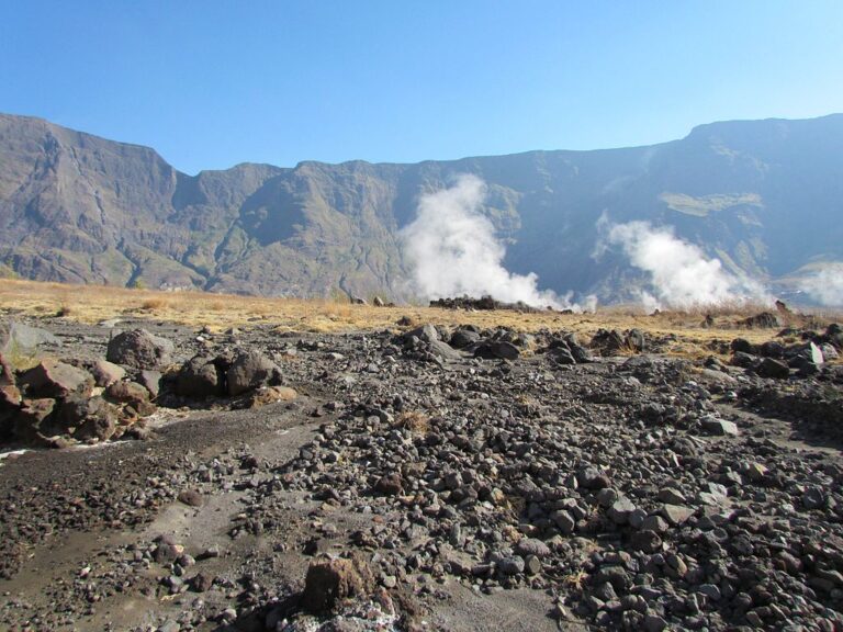 Sopka exploduje a její výbuch je vidět i slyšet na míle daleko. (Georesearch Volcanedo Germany / wikimedia.commons.org / CC BY-SA 3.0)