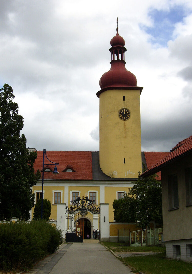 Útočiště Destinnová najde v zámku ve Stráži nad Nežárkou. FOTO: I, Slimejs/Creative Commons/ CC BY-SA 3.0