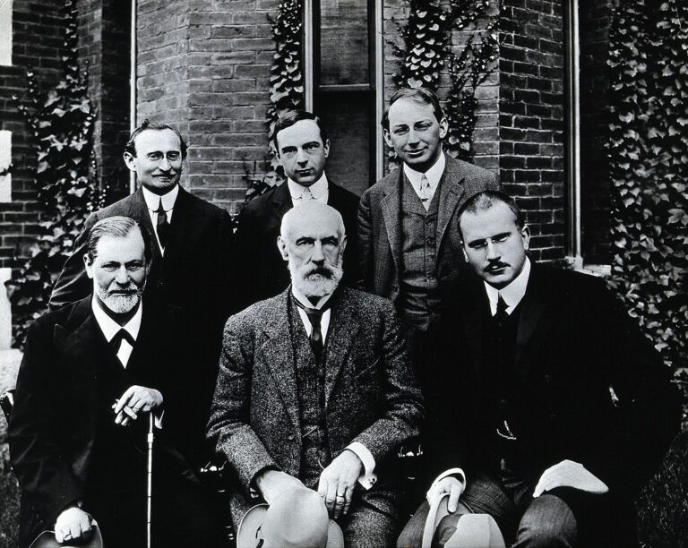 Sigmund Freud, Stanley Hall, Carl Gustav Jung, Abraham Arden Brill, Ernest Jones a Sándor Ferenczi. Fotografie, 1909. FOTO: https://wellcomeimages.org/indexplus/obf_images/b0/f2/85d0cf6e306d6ea93e602f04e1aa/Creative Commons/ CC BY 4.0