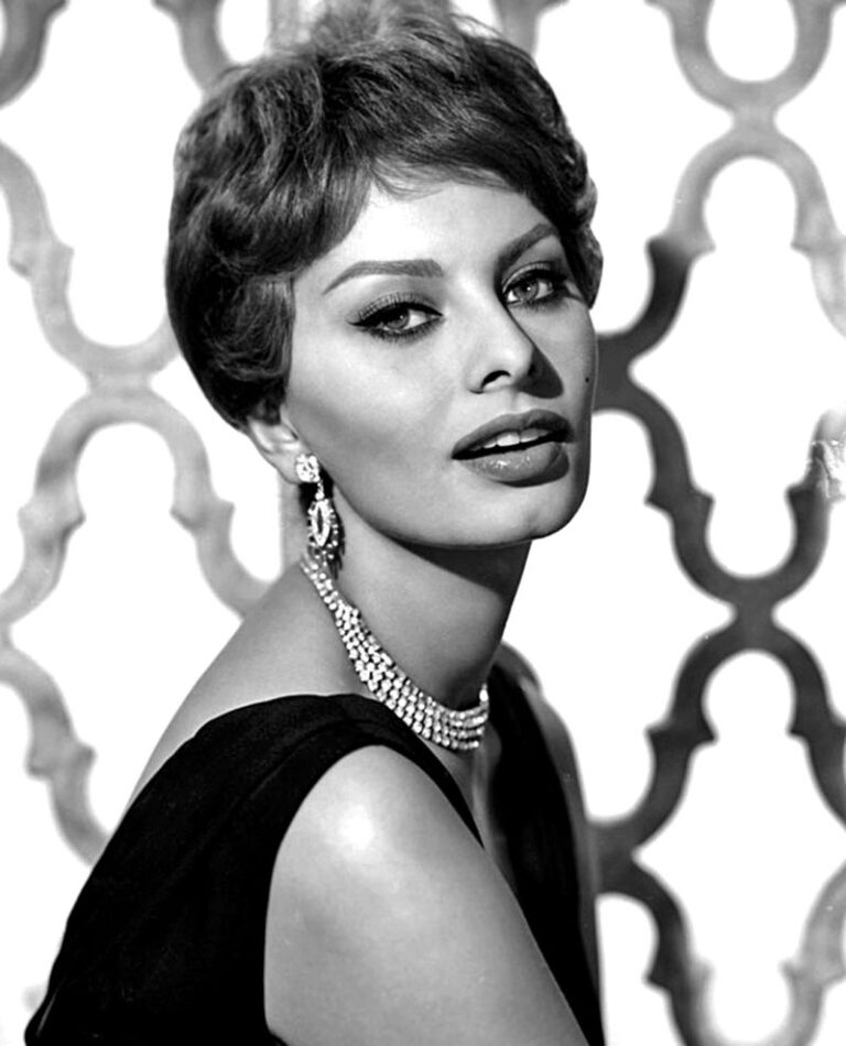 Sophia Loren (rodným jménem Sofia Villani Scicolone) je italská herečka, která se proslavila v 60. letech 20. století jako ikona světové kinematografie a sexsymbol. Sophia Lorenová v roce 1959. Paul A. Hesse Studios – eBay. Volné dílo