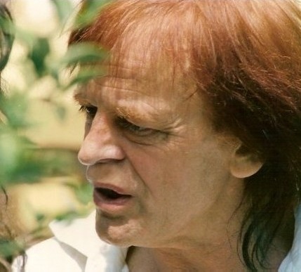 Klaus Kinski (1926-1991) byl německý herec, režisér a filmový producent, známý pro své intenzivní a často znepokojivé herecké výkony. Během své 40leté kariéry se objevil v více než 130 filmech a stal se kultovní postavou v oblastech arthouse i mainstreamového filmu.. Foto: Georges Biard. CC BY-SA 3.0