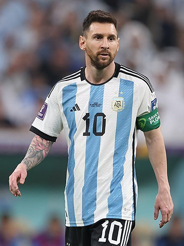 Lionel Messi (celým jménem Lionel Andrés Messi Cuccittini, narozen 24. června 1987 v Rosariu v Argentině) je argentinský profesionální fotbalista, který hraje na pozici útočníka za klub Paris Saint-Germain a je kapitánem argentinské reprezentace. Mnozí ho považují za nejlepšího fotbalistu všech dob. Foto: Lionel Messi (2022, Mistrovství světa ve fotbale 2022) Tasnim News Agency. CC BY 4.0