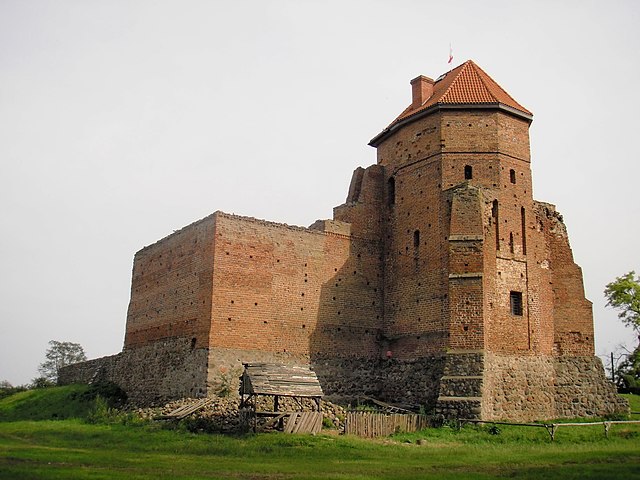 Tajemný hrad má bohatou historii. Foto: Autostopowicz, CC BY-SA 3.0 PL <https://creativecommons.org/licenses/by-sa/3.0/pl/deed.en>, via Wikimedia Commons