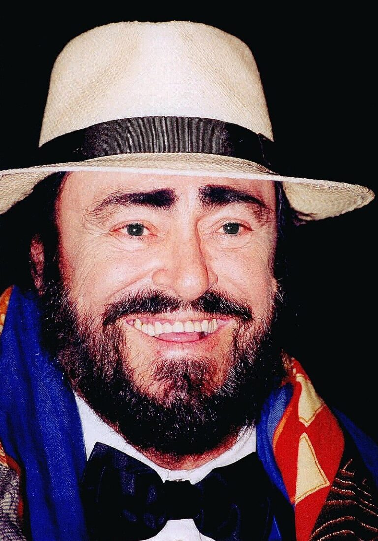 Luciano Pavarotti (1935-2007) byl italský operní tenorista, který se stal jedním z nejpopulárnějších a nejznámějších pěvců všech dob. Svou mohutnou a krásnou barvou hlasu a charismatickým vystupováním si získal srdce milionů fanoušků po celém světě.. Kingkongphoto & www.celebrity-photos.com from Laurel Maryland, USA – Flickr. Volné dílo