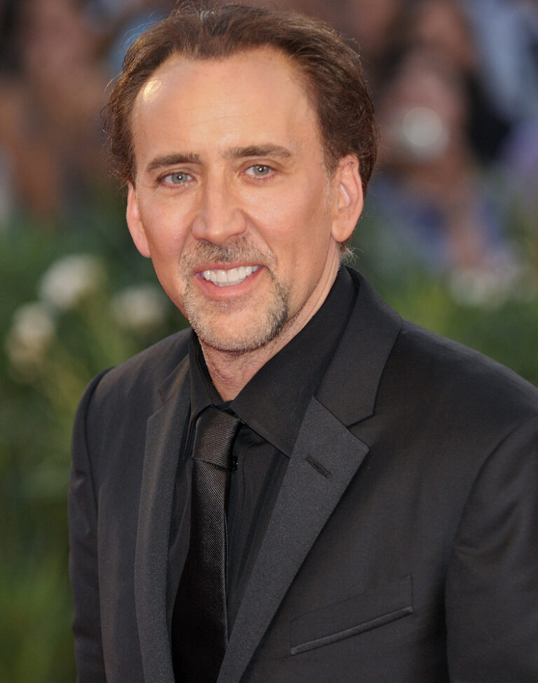 Nicolas Cage (vlastním jménem Nicholas Kim Coppola) je americký herec, režisér a filmový producent, narozený v roce 1964. Proslavil se svými osobitými a nekonvenčními hereckými výkony v široké škále filmů, od akčních thrillerů a sci-fi až po komedie a dramata. Cage je držitelem Oscara za nejlepší mužský herecký výkon v hlavní roli za film 