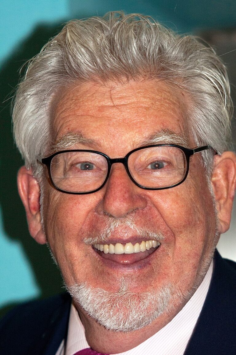 Rolf Victor Harris (1930-2023) byl australský hudebník, televizní osobnost, malíř a herec. Proslavil se v 60. a 70. letech 20. století jako všestranný entertainer s charakteristickým optimistickým vystupováním a talentem pro hru na různé nástroje, včetně didgeridoo a stylofonu. Foto: Zuzanna Neziri - Flickr : Rolf Harris. CC BY 2.0