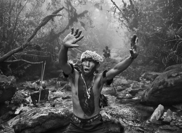 Sebastião Salgado (*1944) je brazilský dokumentární fotograf, který pokračuje v tradici černobílé humanistické fotografie. Jako třeba v tomto případě...