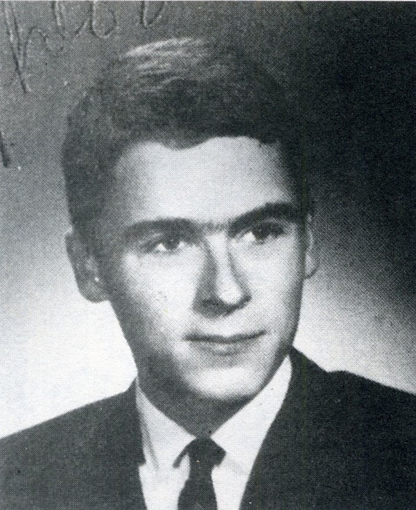 Ted Bundy na maturitní fotografii, 1965. Foto: Associated students, Woodrow Wilson High School – Nova, yearbook of Woodrow Wilson High School, Tacoma, Washington / Volné dílo