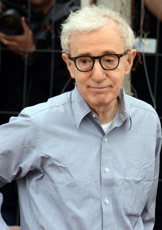 Woody Allen (vlastním jménem Allan Stewart Konigsberg, narozen 1935) je americký filmový režisér, scenárista, herec, komik a spisovatel. Proslavil se svými inteligentními komediemi, které se zabývají tématy jako jsou láska, smrt, úzkost a lidské vztahy. Mezi jeho nejslavnější filmy patří 