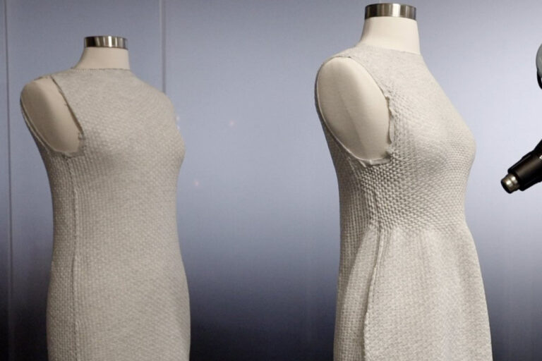 Polotovar šatů 4D Knit Dress upraví robot na míru nositele. Stačí mu teplý vzduch. Foto: Self-Assembly Lab.