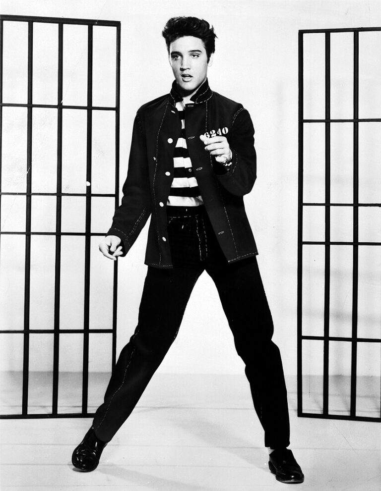 Elvis miluje britskou skupinu Monty Python a doma organizuje soutěže ve švihlé chůzi. (Metro-Goldwyn-Mayer, volné dílo, commons.wikimedia)