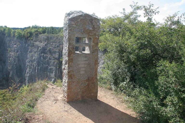 Pomník nad lomem Mexiko připomíná tábor nucených prací pro politické vězně. Lomy temnou minulost rozhodně mají. (Foto: Prazak, CC BY-SA 3.0, Wikimedia Commons)