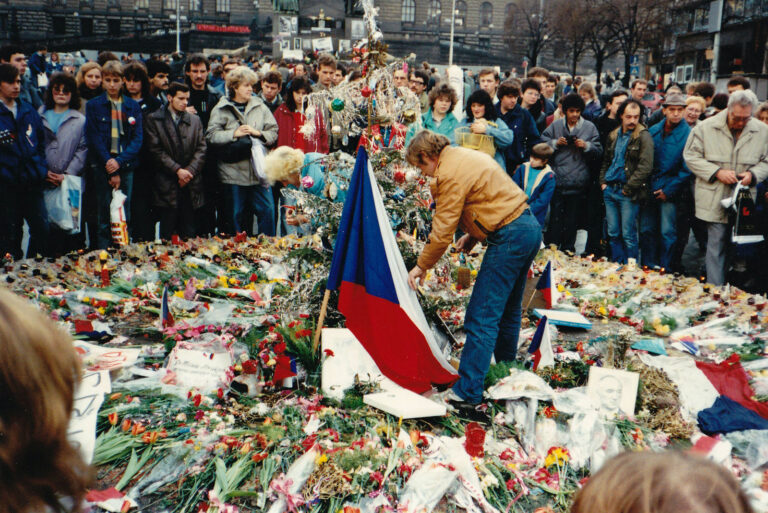 Prosinec 1989 - V. Havel na Václavském náměstí. FOTO: MD / Creative Commons / CC BY-SA 3.0