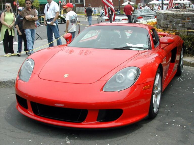 Porsche Carrera GT 2005, poslední auto do kterého Paul Walker usedl, aby v něm našel smrt. (Nrbelex, CC BY-SA 3.0, commons.wikimedia.org)