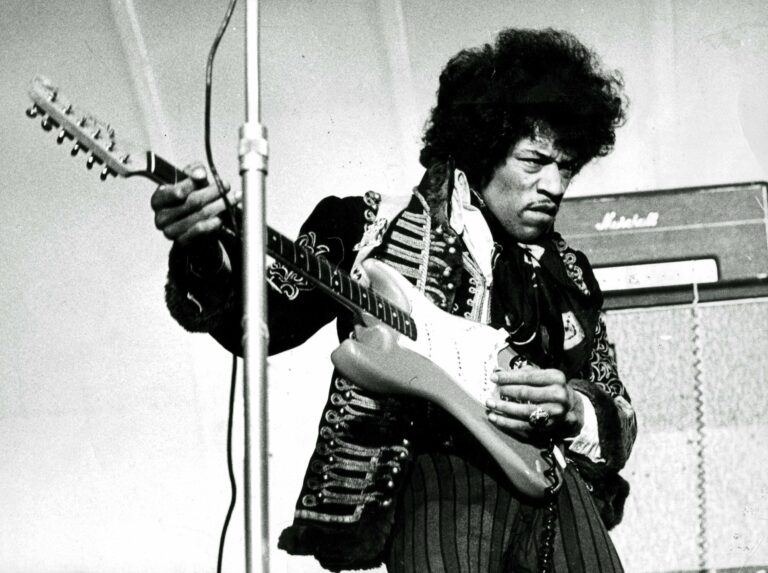 Vystoupí i ty největší hvězdy, celý festival uzavírá fenomenálním koncertem Jimi Hendrix (Original photographer unknown, Public domain, Wikimedia Commons)