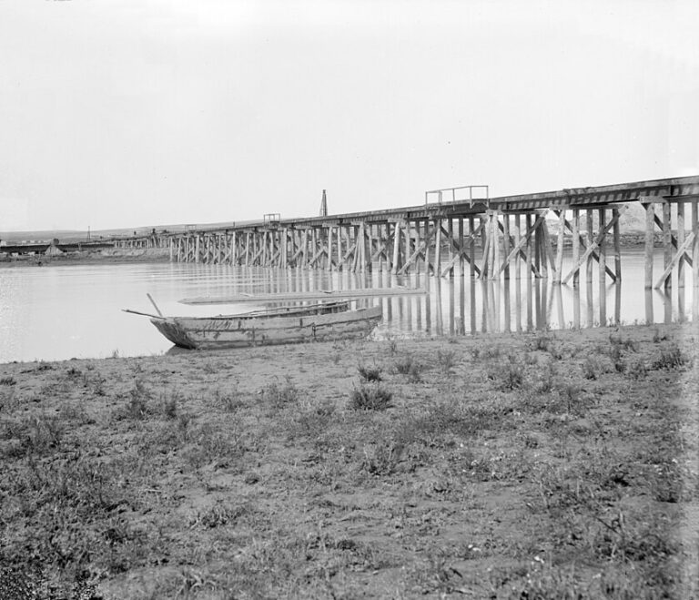 Dřevěný železniční most nad řekou Eufrat, vyfotografovaný zhruba v letech 1900 až 1910.(Foto: neznámý autor / commons.wikimedia.org / volné dílo)