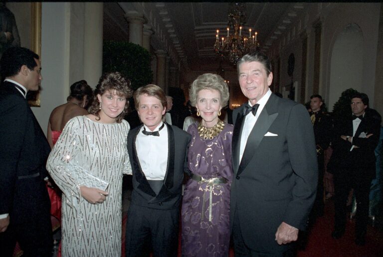 O tom, že Michael J. Fox patří v 80. letech k největším hvězdám dokazuje i fotografie s americkým prezidentem Ronaldem Reaganem a jeho ženou Nancy. (White House Photographic Collection, volné dílo, commons.wikimedia)