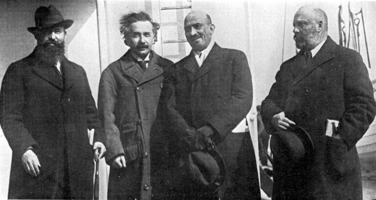 Albert Einstein při návštěvě USA. Zleva: Ben-Zion Mossinson, Albert Einstein, Chajim Weizmann a Menachem Usiškin; New York, 1921 Underwood and Underwood, New York/Creative Commons/Public domain