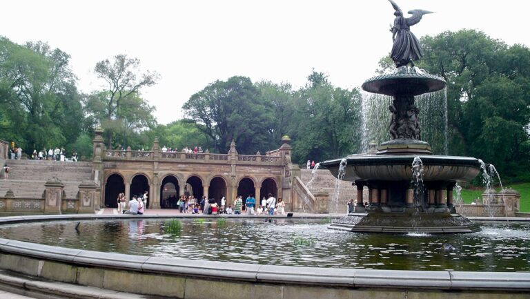 Jedno z nejoblíbenějších míst Central Parku: Bethesda Terrace a Bethesda Fountain (Foto: Ahodges7 / commons.wikimedia.org / CC BY-SA 3.0)