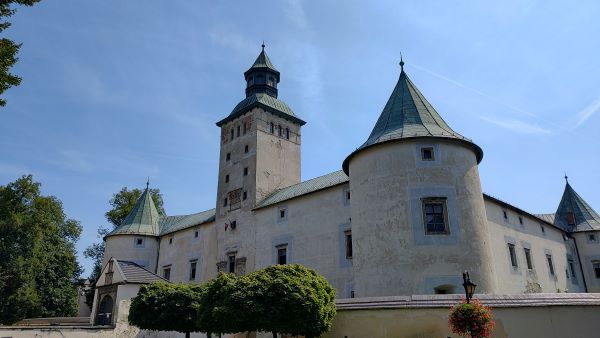 Zámek obestírá řada tajemných legend. Foto: Petr Matura