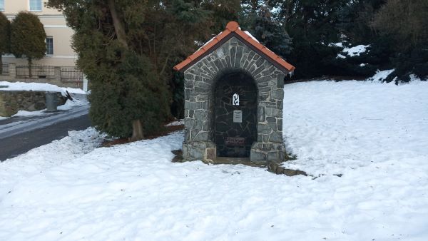 Studánka nedaleko hradu. Foto: Petr Matura