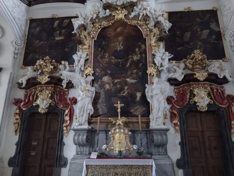 Jeden z oltářů uvnitř kostela. Foto: Petr Matura