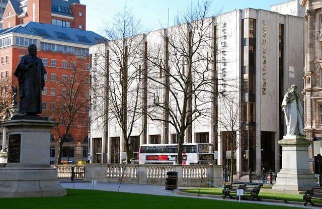 Hlavní budova Northern bank je postavená v sedmdesátých letech v samotném centru Belfastu. (Foto: Albert Bridge / Head office, Northern Bank, Belfast, CC BY-SA 2.0, Wikimedia Commons)