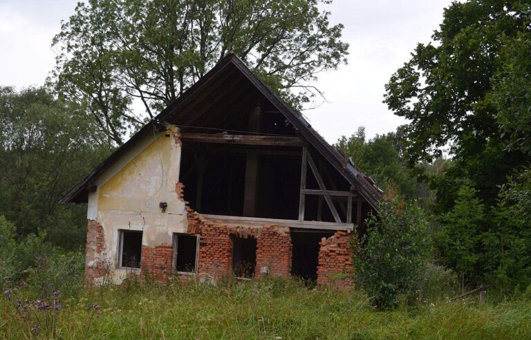 Ruiny domu jsou dodnes zajímavou atrakcí pro všechny lovce paranormálních zážitků. (Foto: Xb.h595, CC BY-SA 4.0, Wikimedia Commons)