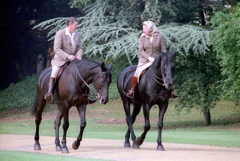 Královna Alžběta II. a prezident USA Ronald Reagan na koních u zámku Windsor, červen 1982 Foto: White House Photographic Collection