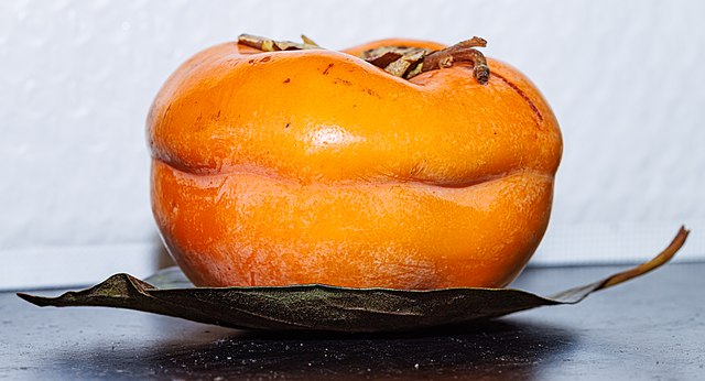 Toto ovoce má specifickou chuť. Foto: [[File:A Persimmon.jpg|A Persimmon]]