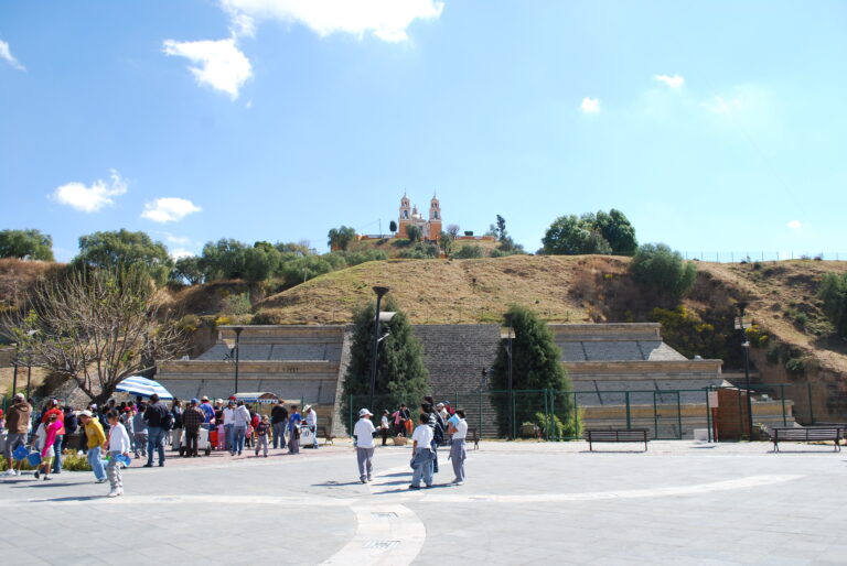 Z obří pyramidy je dnes odhalen jen malý kousek.