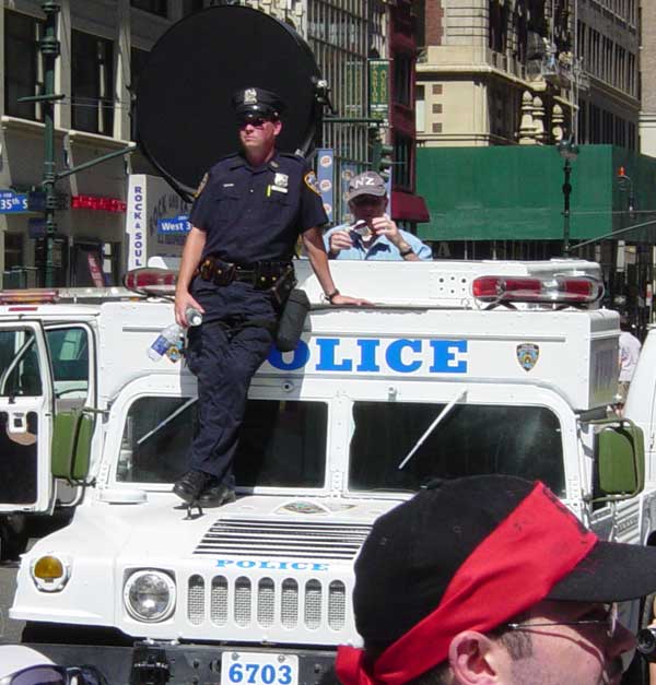 Moderní LRAD na policejním autě.